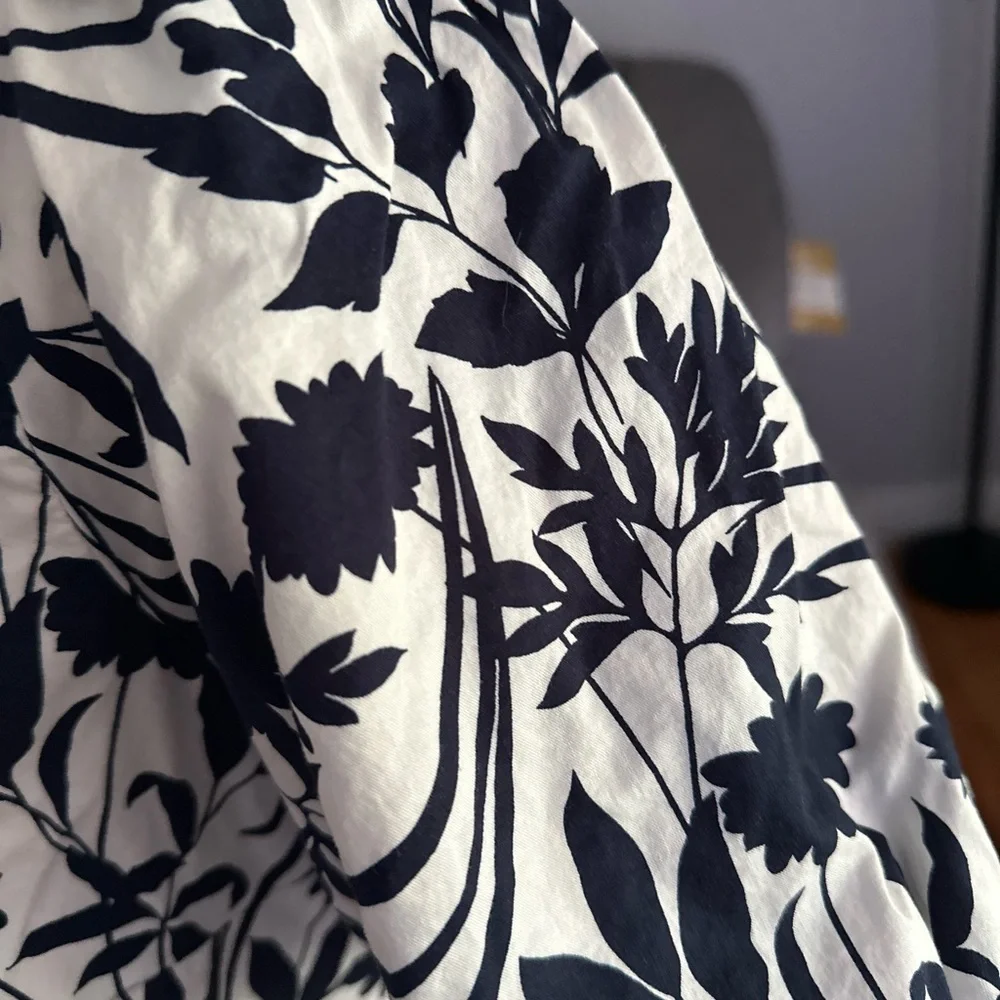 Last chance sale!
Old Navy dark Navy Blue and White Puff Sleeve Wrap Blouse - Picture 4 of 7